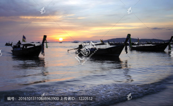 在日落的海邊的長尾船；泰國