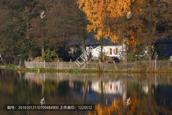 池塘和一個老房子