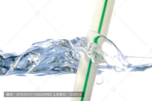 白色背景上的稻草和水泡泡