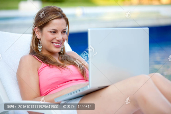 帶筆記本電腦的休閑女人