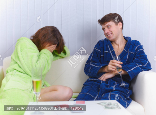 女人在紙牌上輸給男人而哭泣