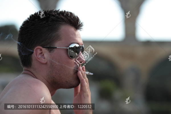 男性吸煙香煙