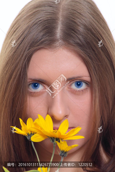 藍眼睛的女孩有一朵黃色的野花