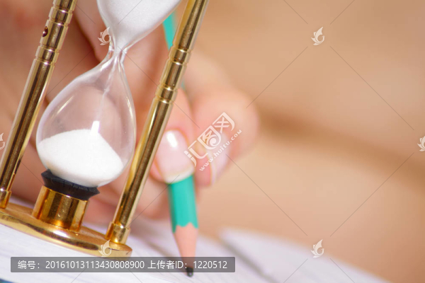 用鉛筆防女性手的磨砂玻璃