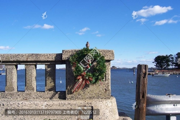 chrsitams花圈在橋上