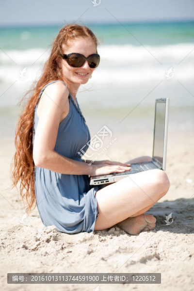 一個用筆記本電腦工作的女人的肖像