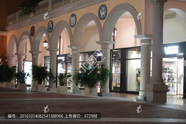 夜晚的街道店面