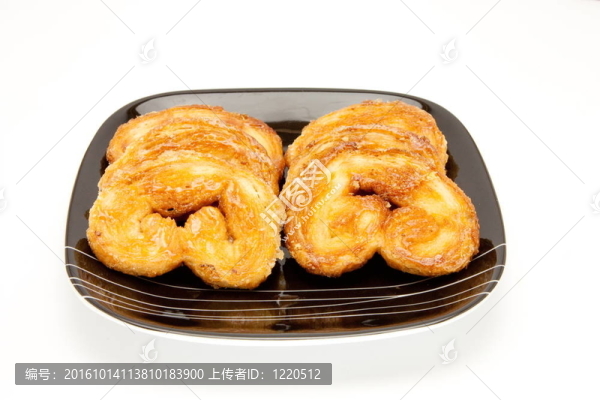 盤子上的餅干；白色的