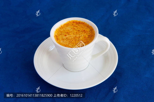 在藍(lán)色背景上的咖啡