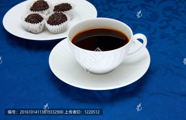 在藍(lán)色背景上的咖啡
