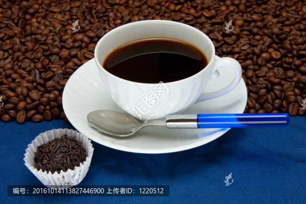 在藍(lán)色背景上的咖啡