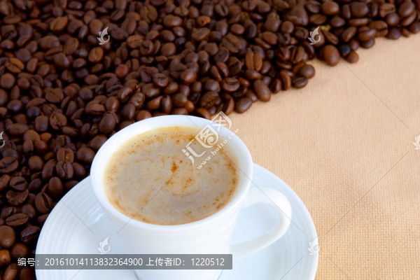 有咖啡和谷物的杯子