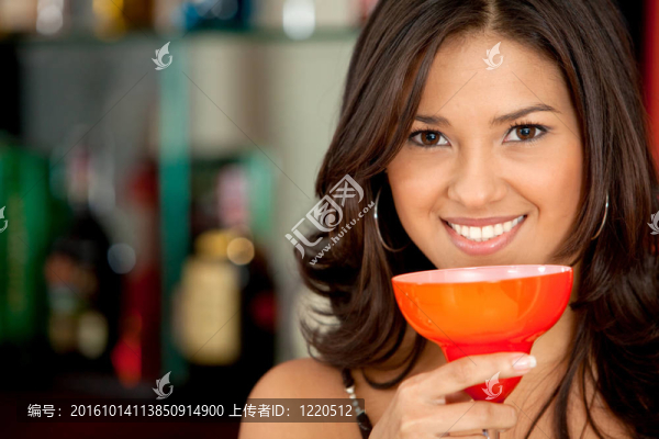 女人在酒吧喝雞尾酒