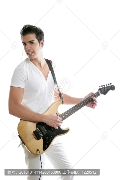 演奏吉他的年輕人