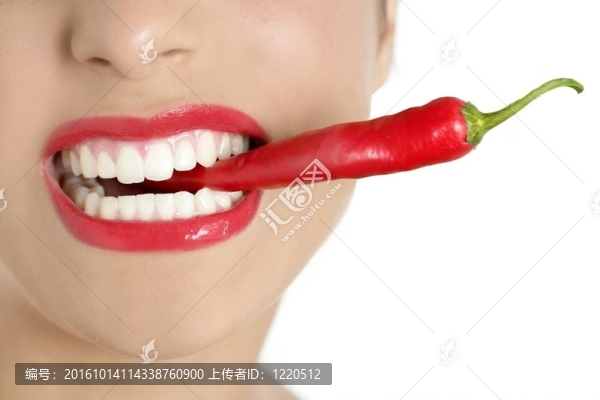 美麗的女人吃紅辣椒