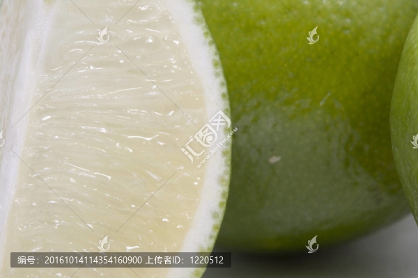 宏觀上的石灰；白色