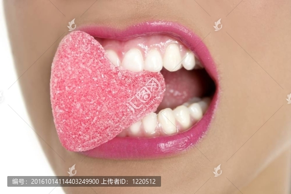 女性宏觀嘴上的心形糖果