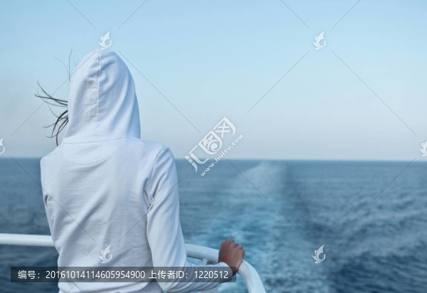 年輕的女人看著大海