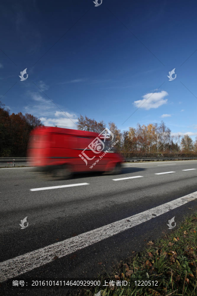 紅色運(yùn)輸/貨車在高速公路上快速行駛