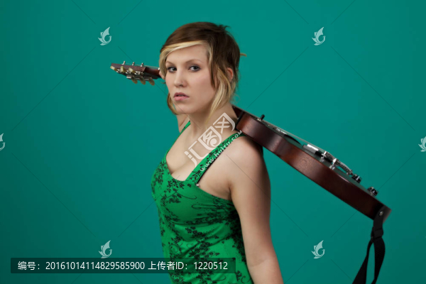 朋克女孩在綠色背景電吉他