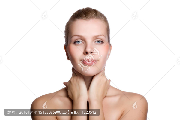 女人用手撫摸健康的皮膚