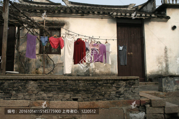 在濱水區(qū)