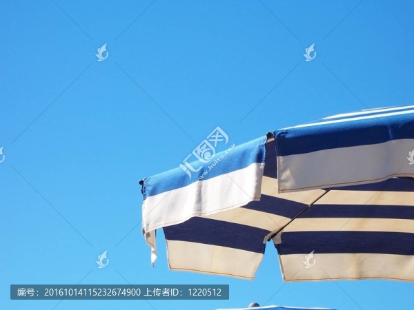 藍(lán)色天空中的沙灘傘