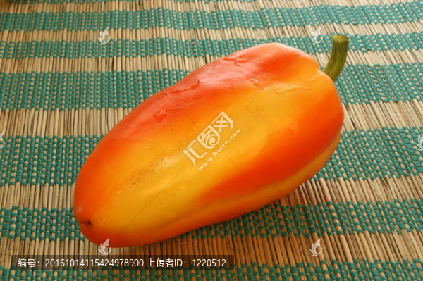 有機橙辣椒上的木板