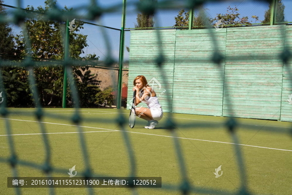 女孩打網(wǎng)球