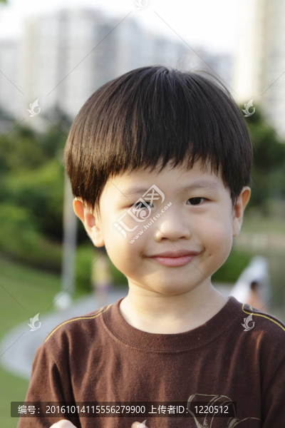 一個(gè)在公共公園里的年輕的亞洲男孩