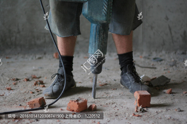 在一個(gè)建筑工地上工作