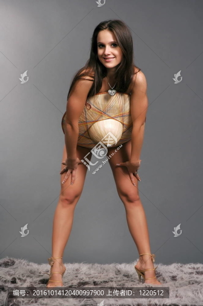 灰色背景上的美麗女孩