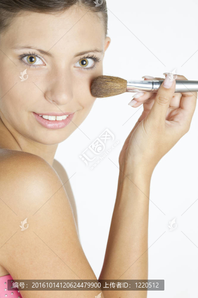 年輕婦女臉上粉的肖像