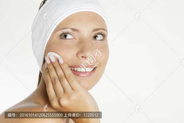 戴著棉墊的年輕女人頭戴的肖像