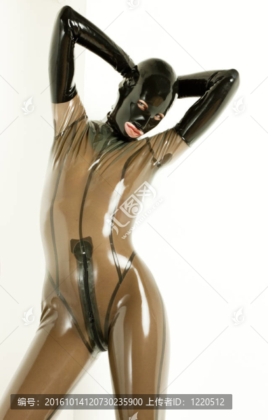 站立的女人穿著乳膠衣服