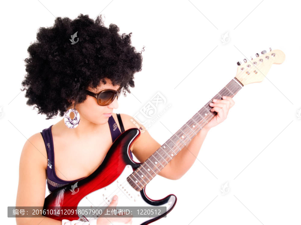 年輕的女人在白色的吉他上彈吉他