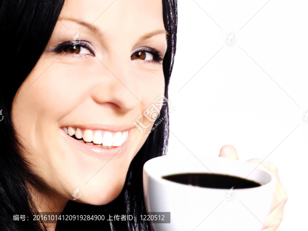 女子拿著一杯咖啡過白