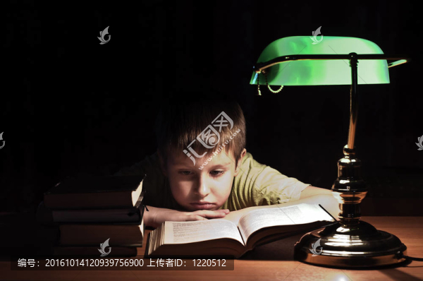 圖書館男孩看書