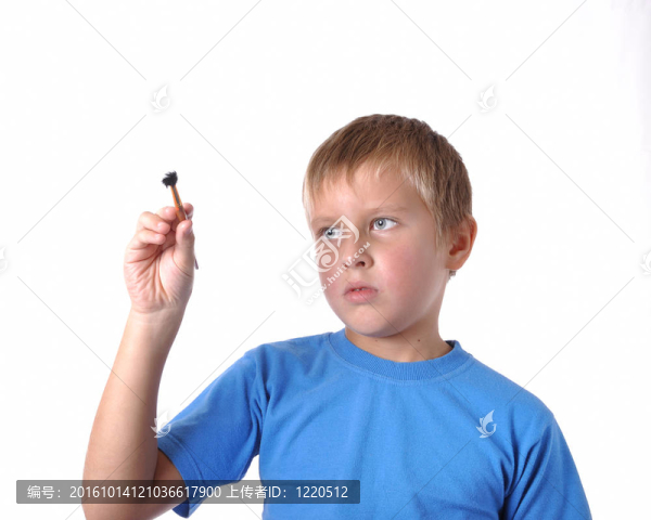 可愛的男孩在玻璃上畫