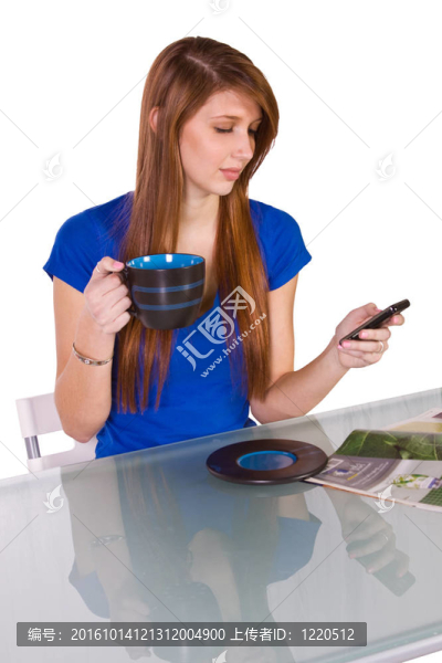美麗的女人讀雜志