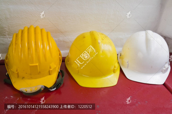 黃色和白色的硬帽子
