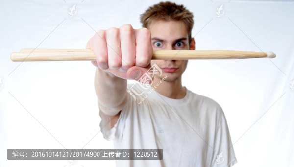 年輕的鼓手紡紗他的手杖