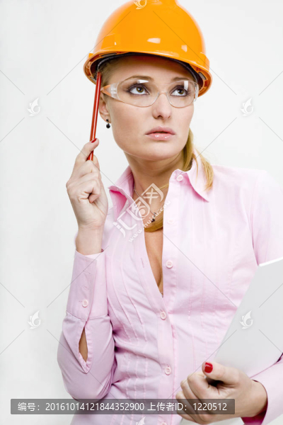 頭盔拿著證件的女商人