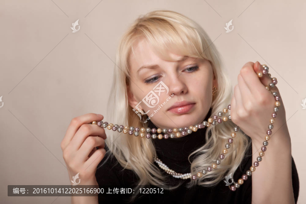 那個(gè)年輕漂亮的女孩面帶微笑