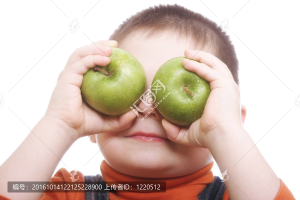 男孩閉上眼睛蘋果