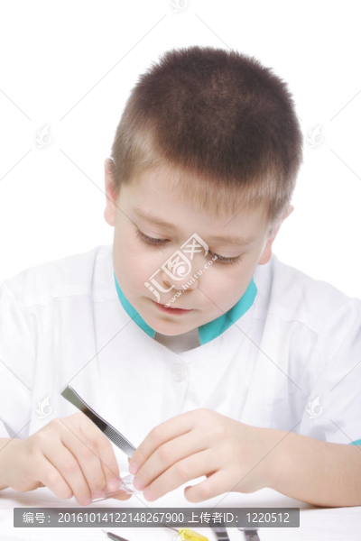 用放大鏡和鑷子認(rèn)真的男孩