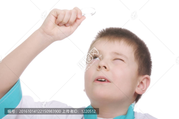 放大鏡抬頭看