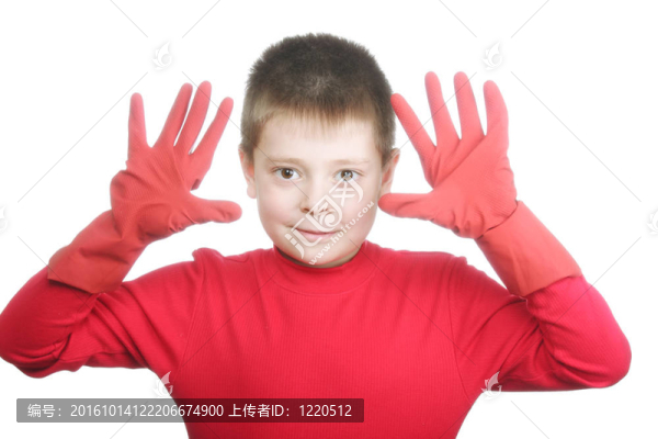 穿紅色橡膠手套的男孩