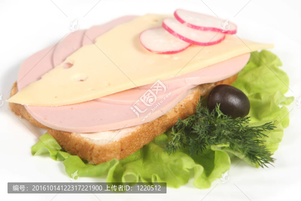 奶酪火腿三明治；橄欖；蘿卜和綠葉