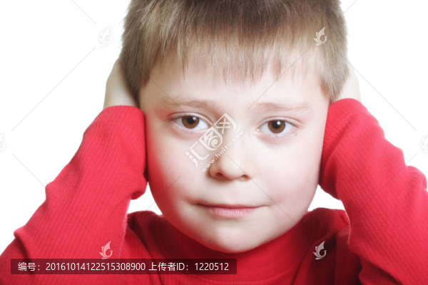 穿紅耳的孩子